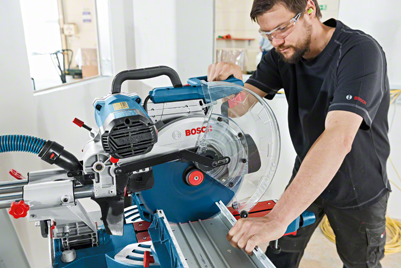 Máy cắt nhôm đa góc có trượt của Bosch GCM 12 SDE